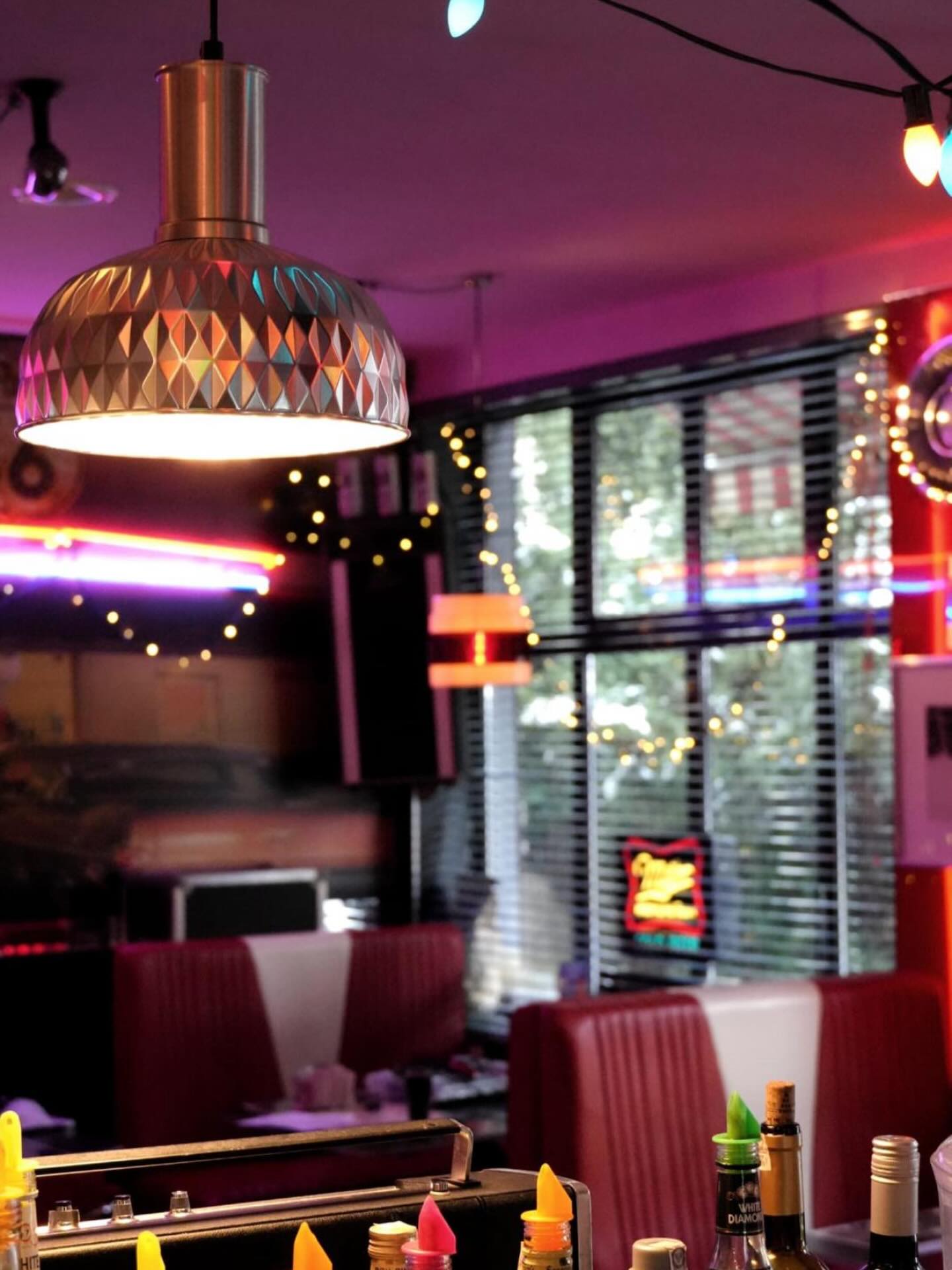 Pink Flamingo wnętrze — neon i dekoracje